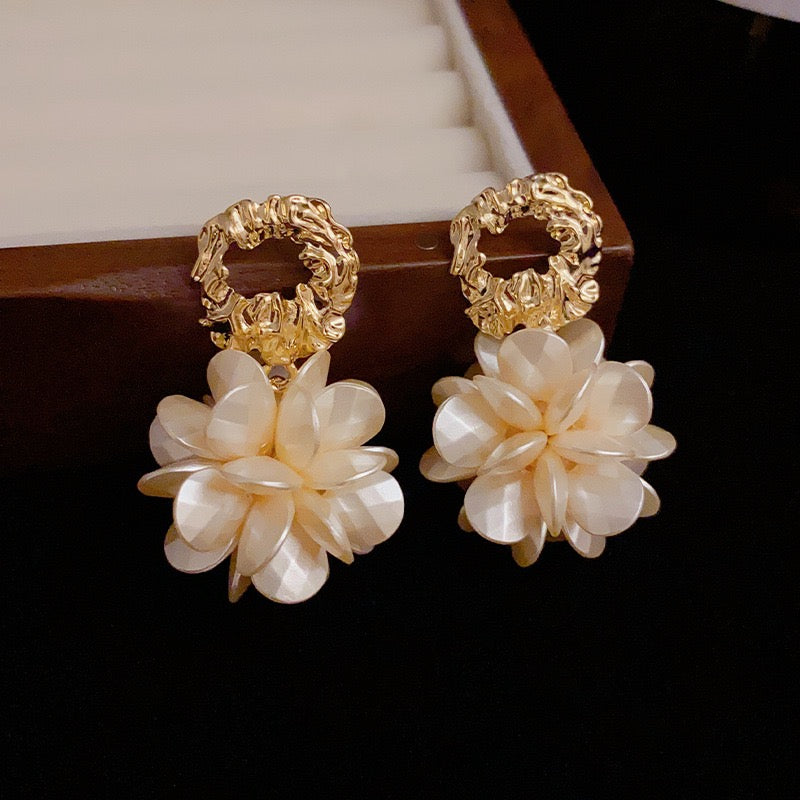 Light luxury metallic petal earrings