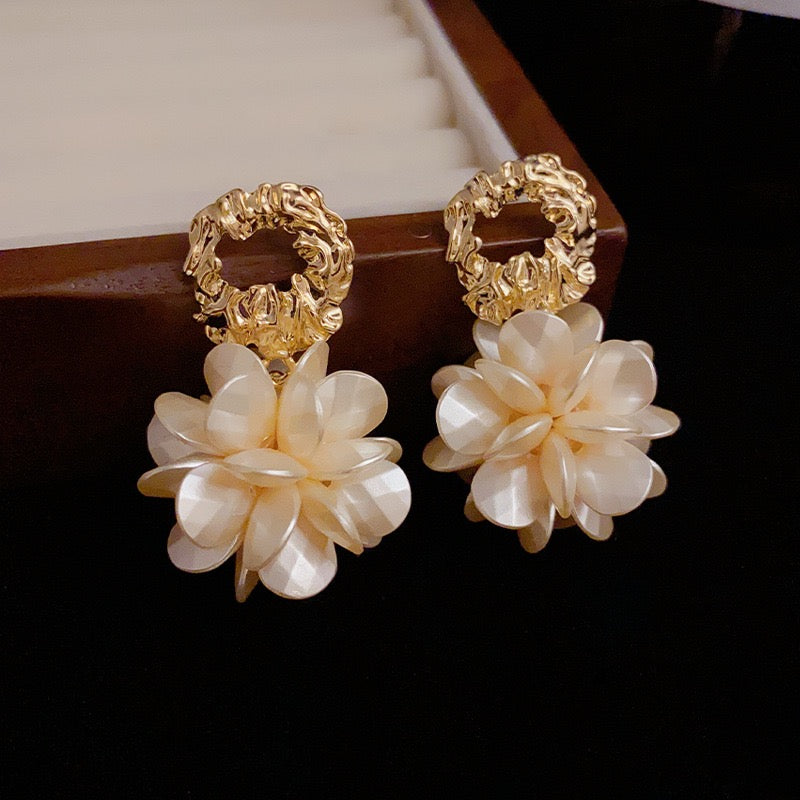 Light luxury metallic petal earrings